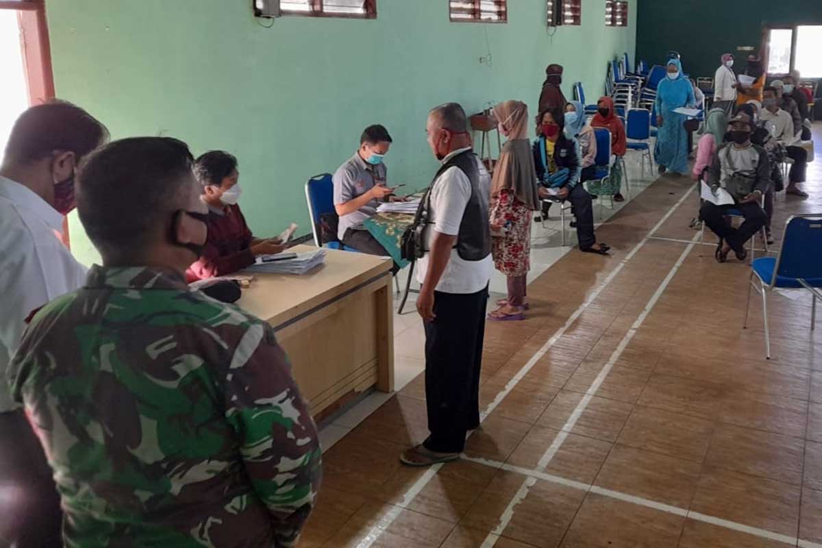 Penyaluran BST Tahap III dan IV di Kelurahan Pandanwangi. (ist) - Babinsa Blimbing Kawal Penyaluran BST Tahap III dan IV Kelurahan Pandanwangi