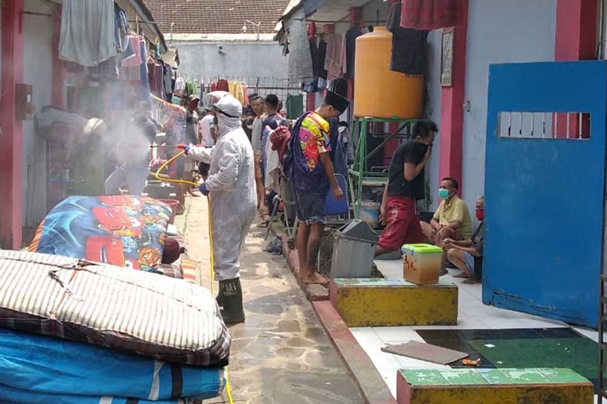 Penyemprotan disinfektan di Lapas Kelas 2A Jember. (ist) - PMI Semprot Lapas Kelas 2A Jember