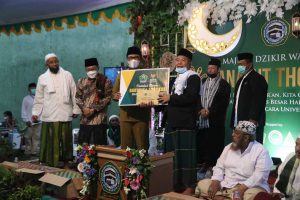 Penyerahan bantuan dana Baznas. (ist) - Safari Ramadan Ketiga Pemkot Malang di Masjid Abdurrohman
