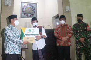 Penyerahan bantuan kepada Masjid Surga. (ist) - Masjid Surga Tunggulwulung, Jujugan Pertama Safari Ramadan Pemkot Malang