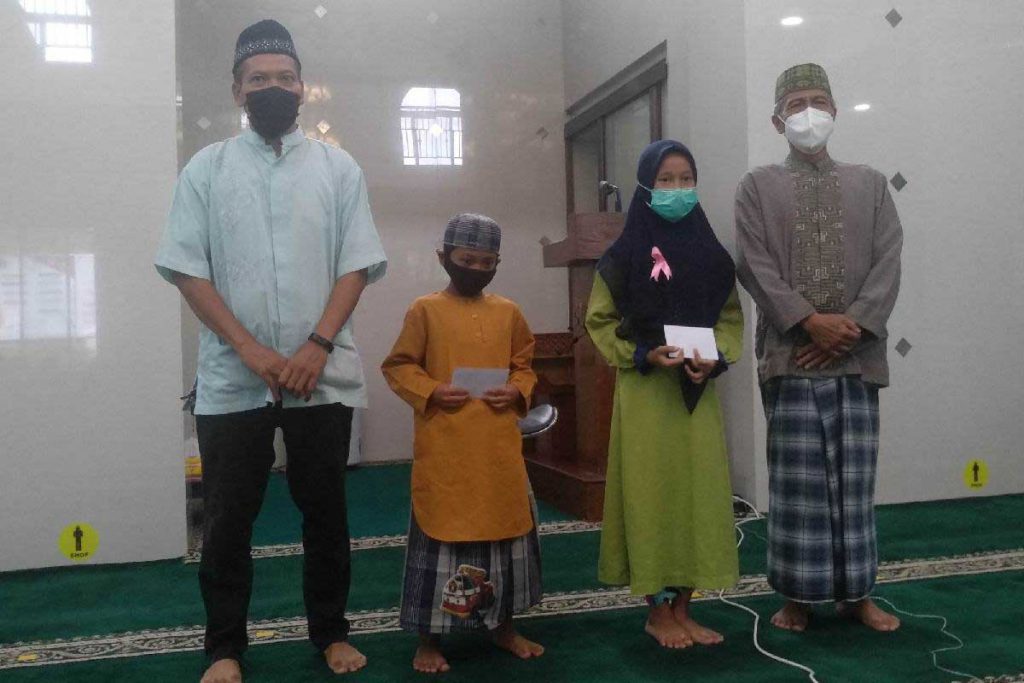 Penyerahan bantuan secara simbolis kepada perwakilan anak yatim. (rhd) - Komunitas Aksara Tumapel Malang Tuntaskan Santunan 400 Anak Yatim