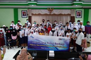 Penyerahan beasiswa simbolis kepada perwakilan pelajar. (ist) - Jasa Tirta I Bagikan 50 Beasiswa Pelajar Kota Malang