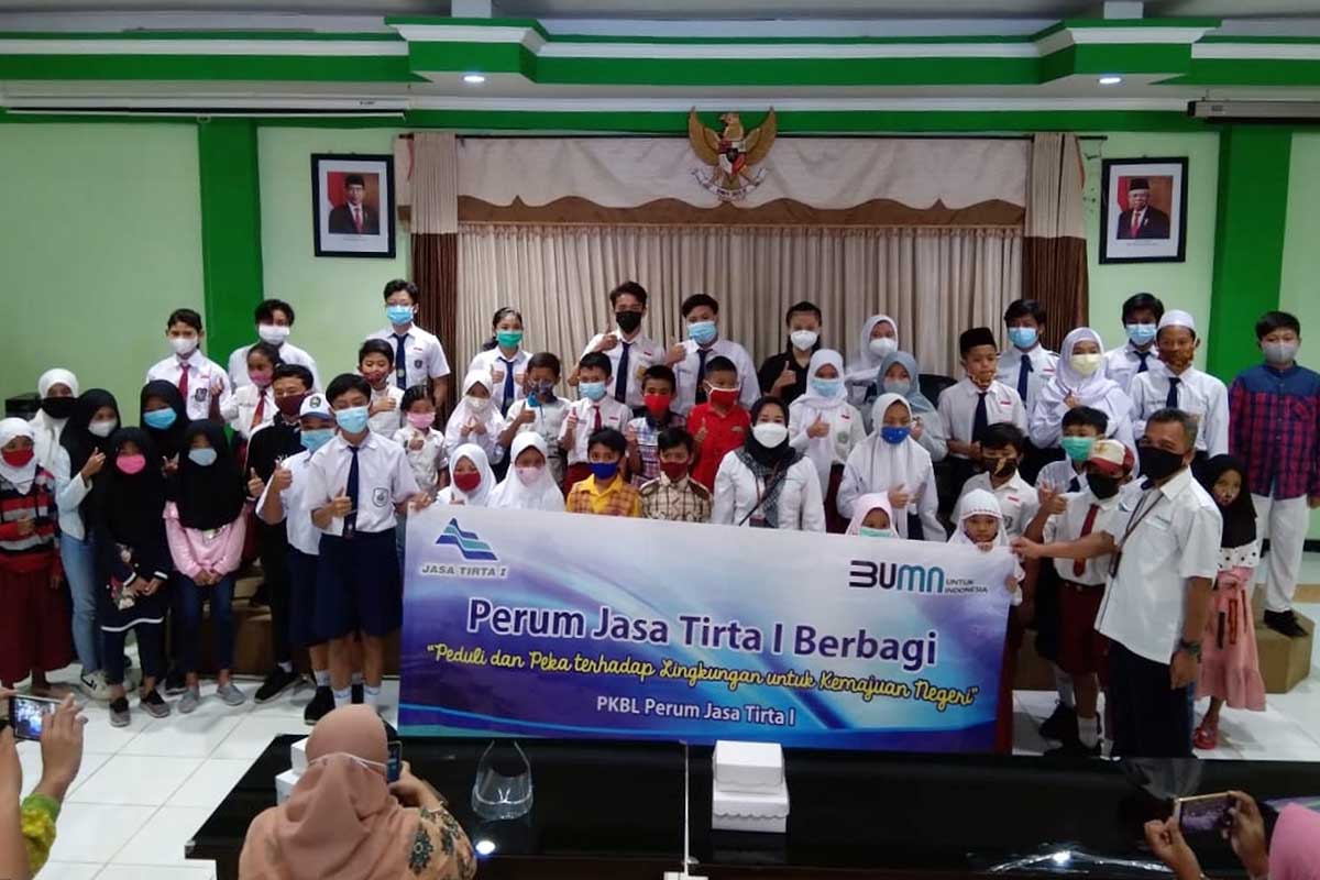 Penyerahan beasiswa simbolis kepada perwakilan pelajar Penyerahan beasiswa simbolis kepada perwakilan pelajar. (ist) - Jasa Tirta I Bagikan 50 Beasiswa Pelajar Kota Malang