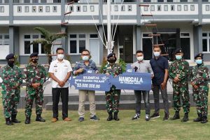 Penyerahan donasi dari NK Cafe melalui Danlanal Malang. (ist) - NK Cafe Sumbang Rp53 Juta untuk 53 Keluarga Awak Nanggala 402