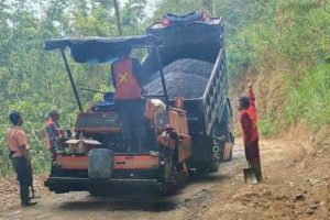 Perbaikan jalan Raya Wukir - Torongrejo oleh DPUPR pada sore hari. (ws2) - Persiapan Lebaran, DPUPR Perbaiki Ruas Jalanan Kota Batu