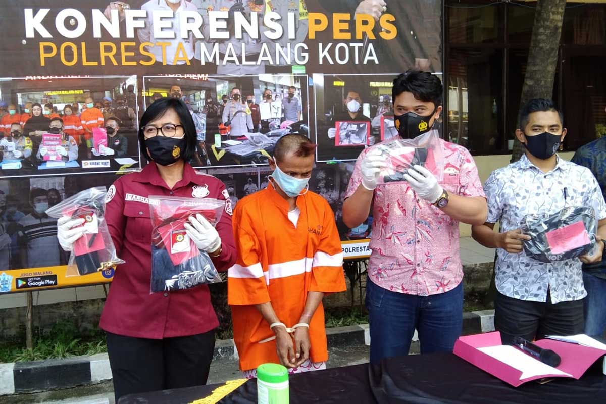 Pers konferensi kasus penangkapan pencurian di Alfamart. (ws1) - Bobol Alfamart Rp34 Juta Demi Foya-foya