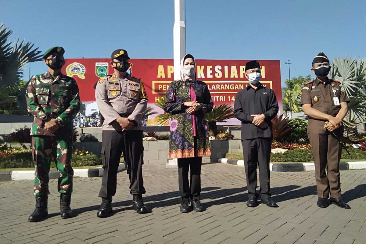 Forkopimda ketika melakukan sosialisasi larangan mudik lebaran Idul Fitri 1442 H. (ws2) - Jelang Lebaran 2021, Kota Batu Siapkan Empat Pos Pantau
