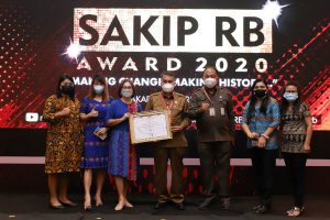 Perwakilan OPD Kota Malang menerima SAKIP 2020. (ist) - Sejarah Baru, Kali Pertama Kota Malang Raih Predikat A SAKIP 2020