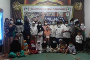 Perwakilan donatur dan Komunitas ATM bersama anak-anak yatim. (rhd) - Komunitas Aksara Tumapel Malang Safari Santunan Anak Yatim di Malang Raya