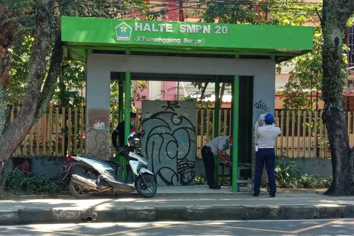 Petugas Dishub memasang stiker protokol kesehatan pada halte sekolah Petugas Dishub memasang stiker protokol kesehatan pada halte sekolah. (ist) - Antisipasi Kerumunan Jam Pulang Sekolah, Dishub Pasang Stiker Prokes