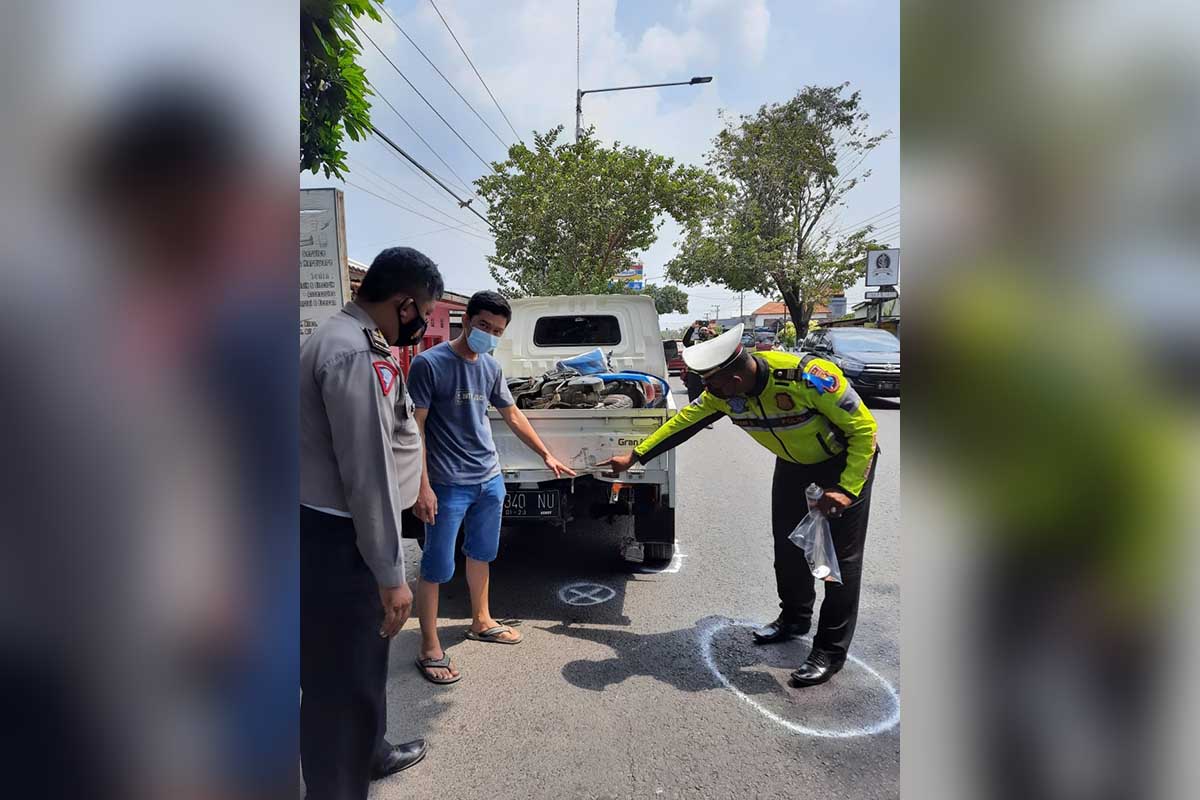 OLAH TKP - Petugas Unit Laka, Satuan Lantas, Polresta Sidoarjo menggelar olah TKP lokasi motor tabrak pikup di JL Raya Desa Jimbaran, Kecamatan Wonoayu, Sidoarjo, Sabtu (24/04/2021) - Mio Tabrak Pikup Parkir di Wonoayu, Bocah 8 Tahun Tewas