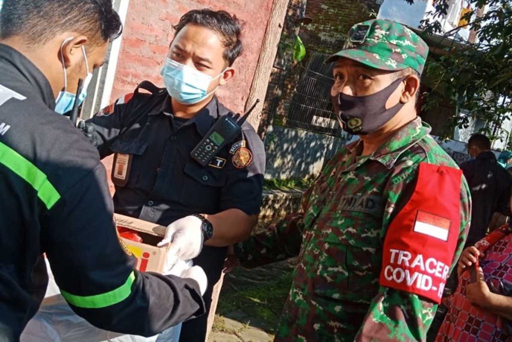 Petugas keamanan dan RJT mengamankan temuan mayat bayi. (ist) - Mayat Bayi dalam Tas Gegerkan Simpang Kepuh