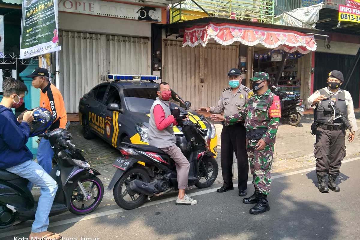 Petugas membagikan masker kepada pengguna jalan. (ist) - Antisipasi Penyebaran Covid-19, Petugas Gabungan Gelar Operasi Yustisi