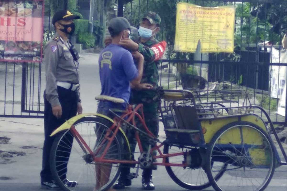 Petugas memberikan masker. (ist) - Satgab Operasi Yustisi dan Persiapan Larangan Mudik Lebaran