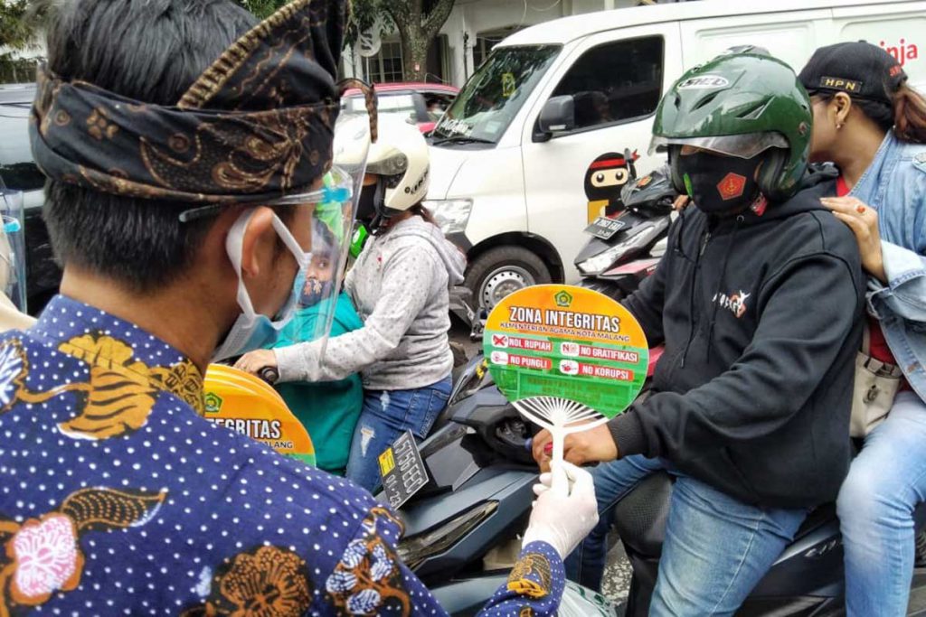 Petugas memberikan pamflet dan kipas berisikan kampanye sosialisasi Pagar Nikah. (ws1) - Tergolong Gratifikasi, Kemenag Larang Masyarakat Berikan Tip kepada Penghulu