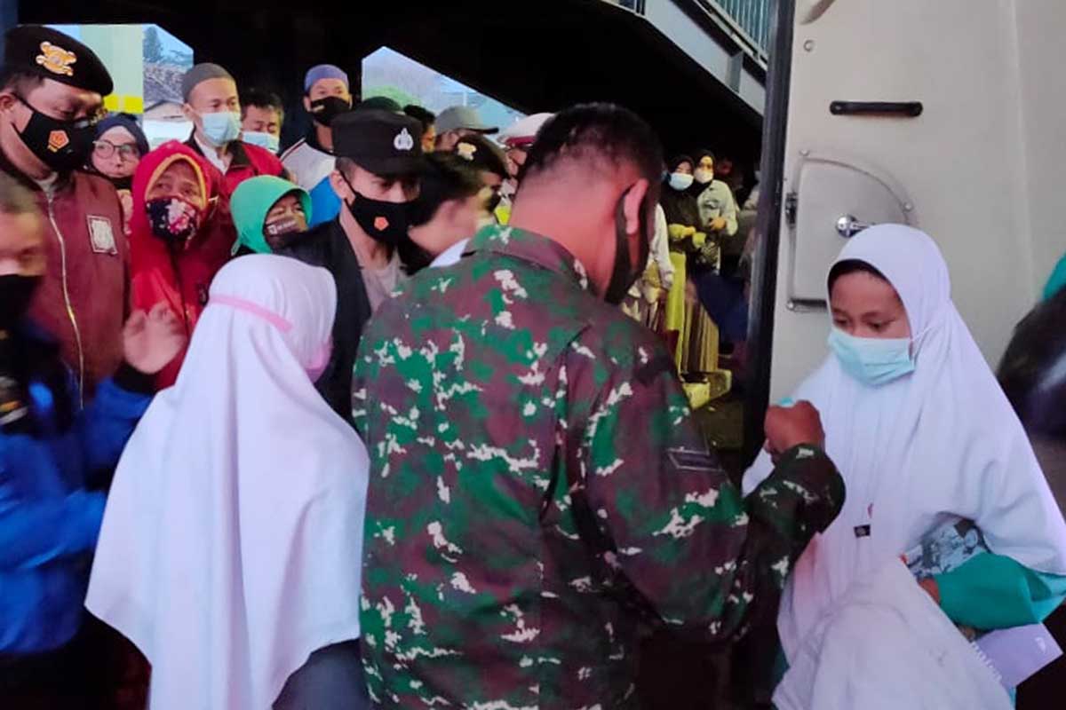 Petugas memeriksa kondisi tubuh santriwati. (ist) - Pulang Kampung, 182 Santriwati Gontor Diperiksa di Terminal Arjosari