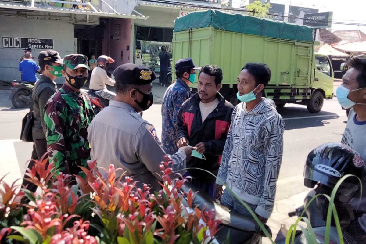Petugas menegur pelanggar prokes. (ist) - TNI-POLRI Bersama Unsur Muspika Operasi Yustisi Sasar Kawasan Bandulan
