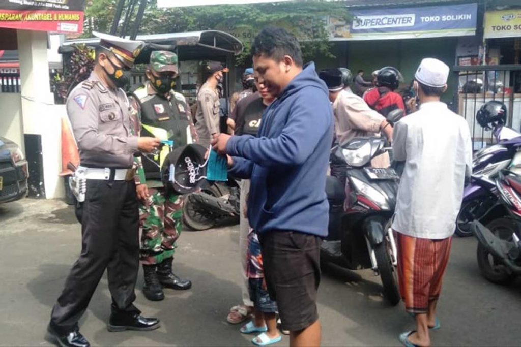 Petugas menjaring beberapa pelanggar. (ist) - Pemanasan Larangan Mudik, Opsgab Yustisi Sasar Wilayah Timur Kota Malang
