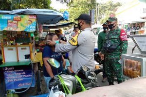 Petugas menyasar penjual dan pembeli pasar Takjil. (ist) - Satgab Serentak Operasi Yustisi, Sasar Pengguna Jalan hingga Pasar Takjil