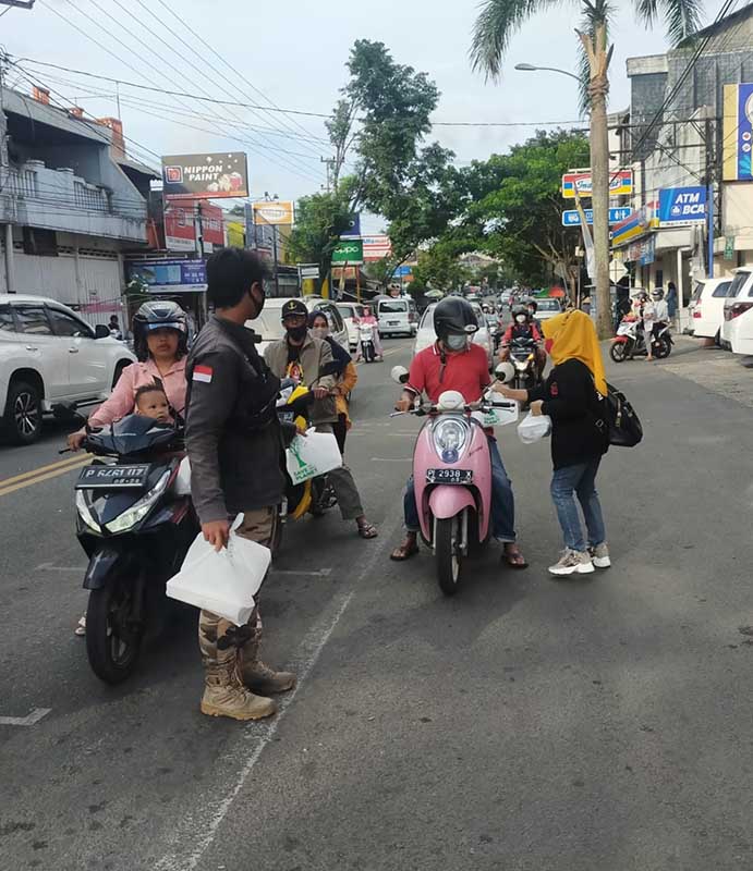 Pimpinan Barata Nada Group, Artis dan kru saat membagikan ratusan takjil di simpang empat, jalan Gajah Mada, Desa Genteng Kulon, Kecamatan Genteng, Minggu (18/4/2021) sore - Artis dan Kru Barata Nada Group Berbagi Takjil