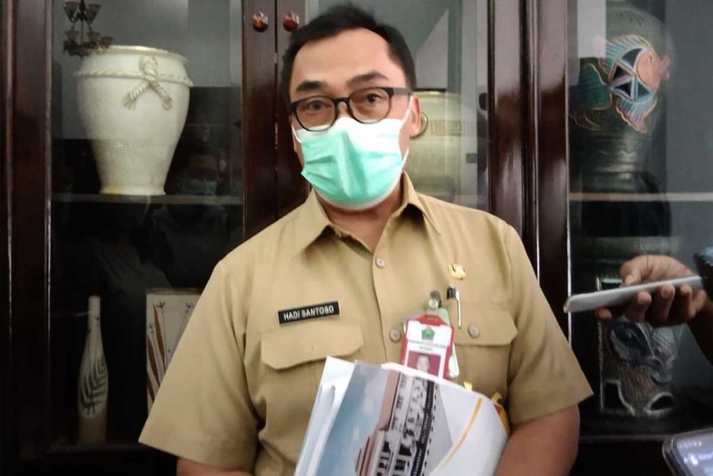 Pj Sekda Kota Malang, Hadi Santoso menjelaskan perizinan reklame. (ws1) - Akhirnya Reklame Monumen Pesawat Soehat Dibongkar, Karena Ini