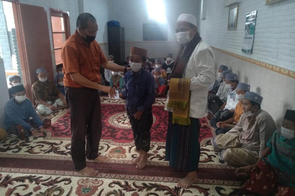 Pemberian santunan kepada Ponpes Khusus Anak Yatim/Dhuafa "Darus Sa’adah". (rhd) - Kejar Target 400 Anak Yatim, Komunitas Aksara Tumapel Malang Maraton Santuni Panti Asuhan