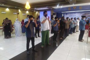 SALAT - Puluhan guru dan karyawan SMA Muhammadiyah 2 Sidoarjo menggelar Salat Ghaib dan doa bersama untuk 53 Kru Kapal Selam Nanggala 402 di Aula Utama Smamda, Senin (26/04/2021) sore - Guru dan Karyawan Smamda Sidoarjo Salat Ghaib Doakan Kru KRI Nanggala 402