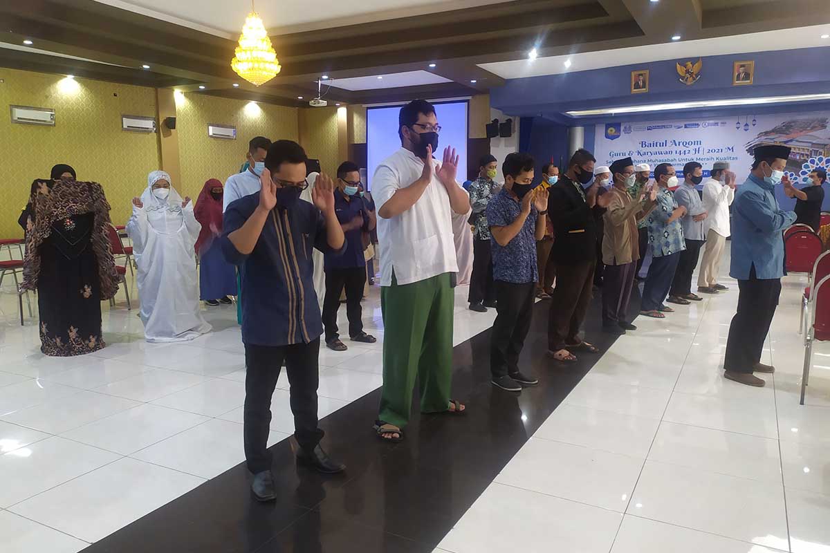 SALAT - Puluhan guru dan karyawan SMA Muhammadiyah 2 Sidoarjo menggelar Salat Ghaib dan doa bersama untuk 53 Kru Kapal Selam Nanggala 402 di Aula Utama Smamda, Senin (26/04/2021) sore - Guru dan Karyawan Smamda Sidoarjo Salat Ghaib Doakan Kru KRI Nanggala 402