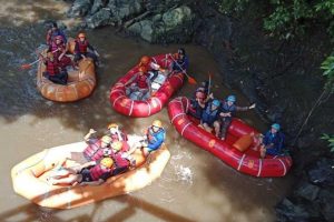 Rafting dan Paint Ball di Desa Wisata Pandanrejo Kaliwatu Rafting. (ws2) - Desa Wisata Pandanrejo, Kaliwatu Rafting Dikunjungi 3.500 Wisatawan dalam 5 Bulan Terakhir