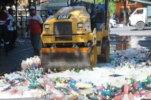 Ribuan botol Miras dan Puluhan Knalpot Brong Dimusnahkan