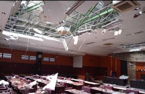 Ruang rapat paripurna DPRD Kabupaten Blitar rusak akibat gempa bumi di Malang berkekuatan 6,7 skala richter - Kantor DPRD Kabupaten Blitar Rusak Akibat Gempa Malang