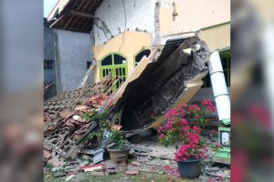 Salah satu bangunan rusak akibat gempa bumi yang berpusat di Tenggara Kqbupaten Blitar - Sejumlah Bangunan di Blitar Mengalami Kerusakan Akibat Gempa 6,7