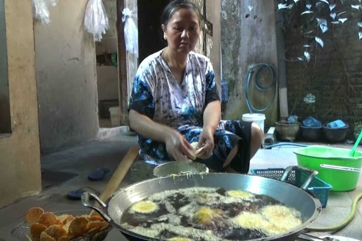 Salah satu produk unggulan UMKM Mojorejo Kerupuk Kedelai. (ws2) - Genjot Perekonomian UMKM, Disparta Wacanakan Kampung Tematik Kuliner Mojorejo