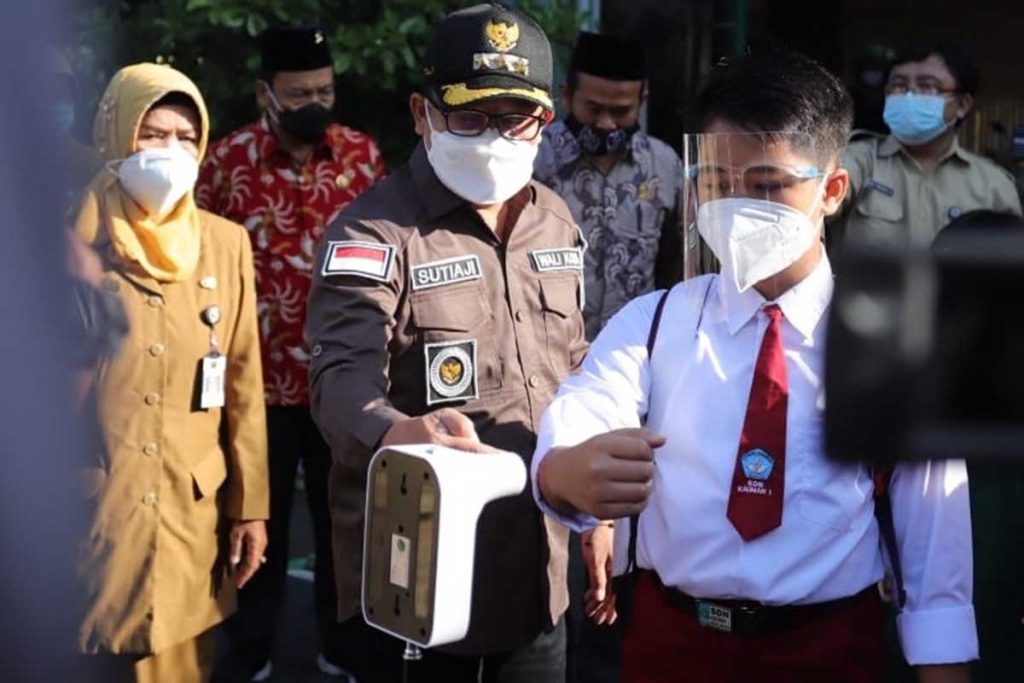 Sebelum masuk, siswa wajib cek suhu tubuh. (ws1) - Kota Malang Mulai Buka Pembelajaran Tatap Muka Terbatas, Walikota: Kuncinya di Prokes