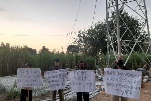 DEMO - Sejumlah warga lingkungan RW 05 Desa Kedungbocok, Kecamatan Tarik, Sidoarjo demo di depan bangunan tower seluler XL yang hampir selesai, Senin (26/04/2021) sore - Warga Kedungbocok Tarik Tolak Pembangunan Tower Seluler