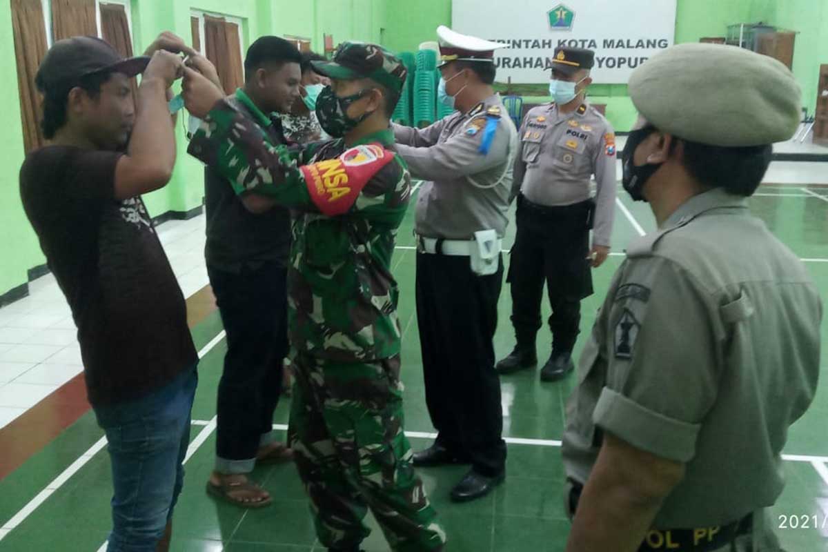 Setelah diberi teguran dan pengarahan, pelanggar diberikan masker gratis. (ist) - Meski 85% Masyarakat Paham Prokes, Masih Ada Saja Pelanggar