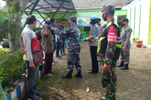 Setelah ditegur, pelanggar prokes diberikan masker gratis. (ist) - Satgab Operasi Pengguna Jalan Depan Kantor Kelurahan dan Pasar Kedungkandang