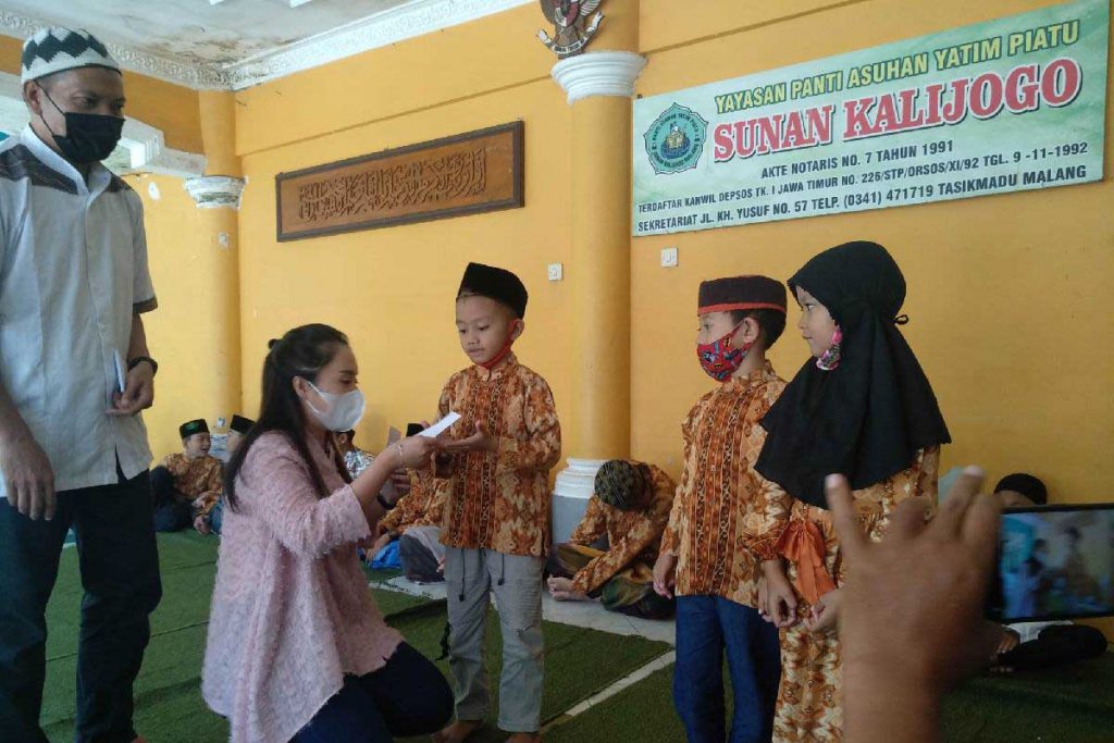 Simbolis pemberian santunan kepada anak yatim. (rhd) - Komunitas Aksara Tumapel Malang Safari Santunan Anak Yatim di Malang Raya