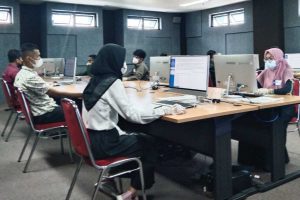 Suasana UTBK SBMPTN di UB dengan prokes ketat. (ws1) - UTBK Gelombang II di UB Diterapkan Prokes Ketat