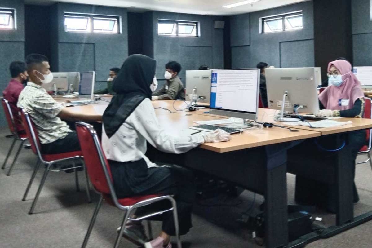 Suasana UTBK SBMPTN di UB dengan prokes ketat. (ws1) - UTBK Gelombang II di UB Diterapkan Prokes Ketat