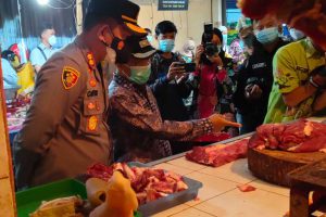 Suasana sidak Kapolres Batu dan Wakil Walikota Batu. (ws2) - Antisipasi Penimbunan Barang, Polres dan Pemkot Sidak Pasar Batu