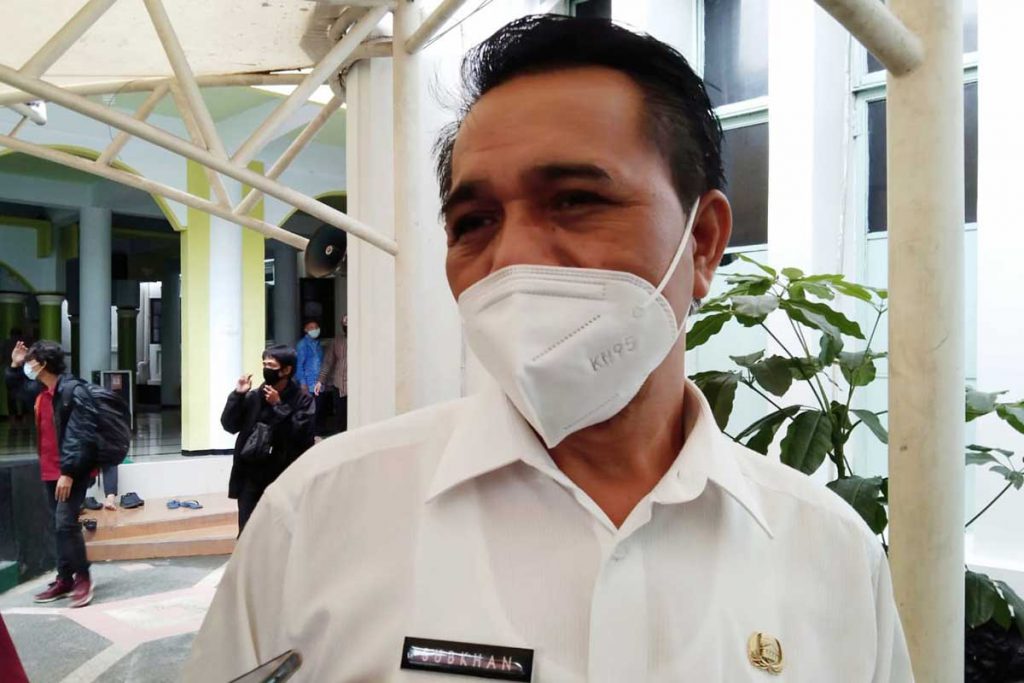 Subkhan, calon sekda ditemui setelah salat dhuhur di Balaikota. (ws1) - Uji Publik Selesai, Ini Kesan Ketiga Calon Sekda Kota Malang