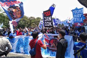 Suporter Arema saat melakukan aksi damai. (ws1) - Tanggapi Flare dan Pesawat Kertas, Sutiaji: Itu Biasa, Bahasa-bahasa Arema
