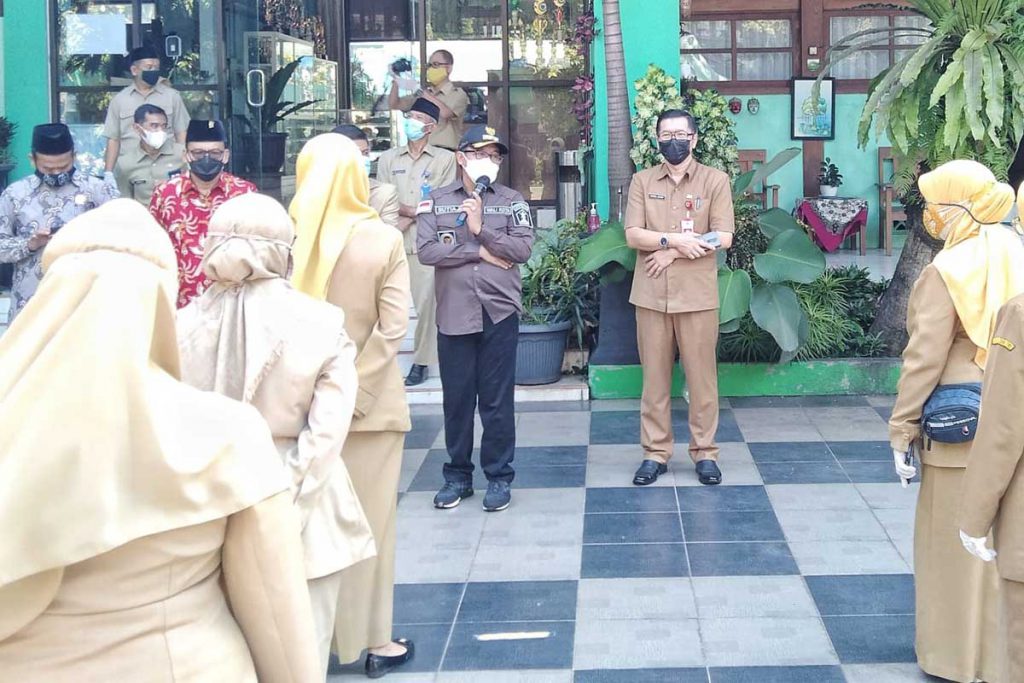 Sutiaji memberikan pengarahan kepada para guru di SMP 6 Kota Malang. (ws1) - Sutiaji Berikan Tiga Evaluasi Pembelajaran Tatap Muka