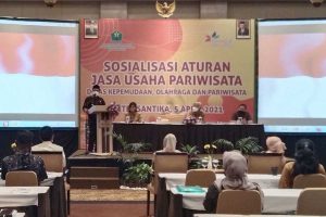 Sutiaji membuka sosialisasi aturan jasa usaha pariwisata. (ws1) - Pemkot Malang Dorong Pelaku Jasa Usaha Pariwisata Urus TDUP