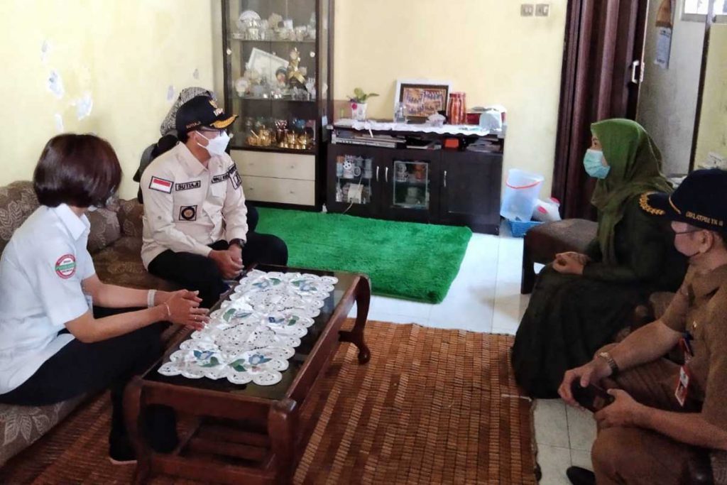 Sutiaji meninjau penerima pengalihan BPJS Mandiri di Jalan Yulius Usman. (ws1) - Capai UHC, Pemkot Malang Cover Tunggakan Peserta BPJS Kesehatan