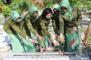 Tabur bunga peringati HUT ke-75 Persit Kartika Chandra Kirana. (ist) - Tabur Bunga di TMP Suropati, Peringati HUT ke-75 Persit KCK