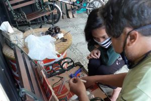 Teras Literasi sedang mengajari anak membuat kerajinan. (ist) - Hari Kartini, Begini Refleksi Pegiat Literasi dan Ekonomi