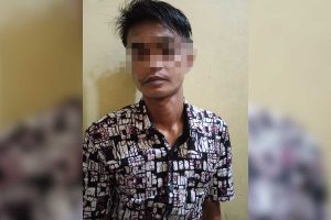 Tersangka AT dan barang bukti yang diamankan Unit Reskrim Polsek Banyuwangi Kota. (ist) - Cabuli Anak Dibawah Umur, Duda Asal Bulusan Diciduk Polisi