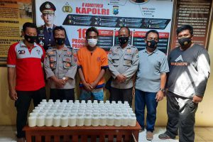 Tersangka Fiqri Aulia Rahman berikut barang bukti saat diamankan Unit Reskrim Polsek Wongsorejo. (ist) - Miliki 84 Pil Trex, Pemuda Asal Kalirejo Diciduk Polisi